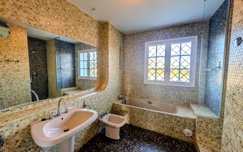 Villa d&rsquo;architecte composée de 2 appartements sur un terrain de plus de 2656 m²