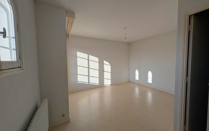 Villa d&rsquo;architecte composée de 2 appartements sur un terrain de plus de 2656 m²