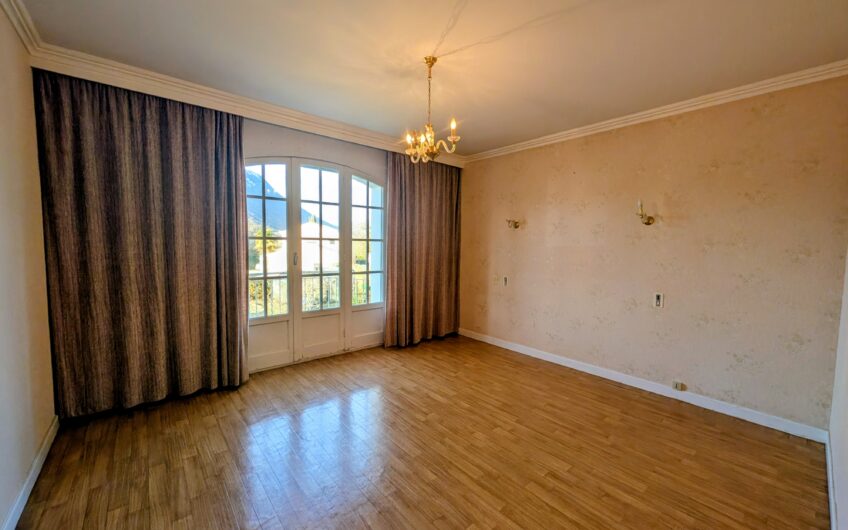 Villa d&rsquo;architecte composée de 2 appartements sur un terrain de plus de 2656 m²