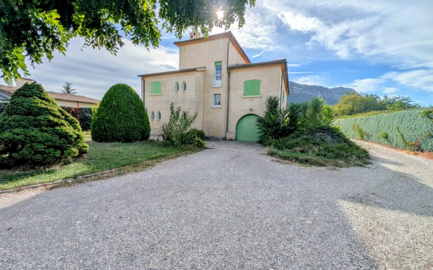 Villa d&rsquo;architecte composée de 2 appartements sur un terrain de plus de 2656 m²