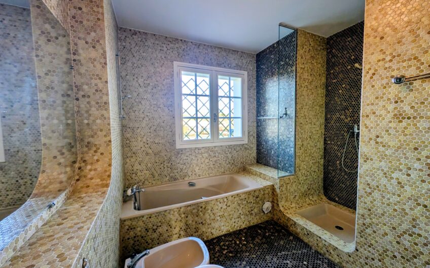 Villa d&rsquo;architecte composée de 2 appartements sur un terrain de plus de 2656 m²