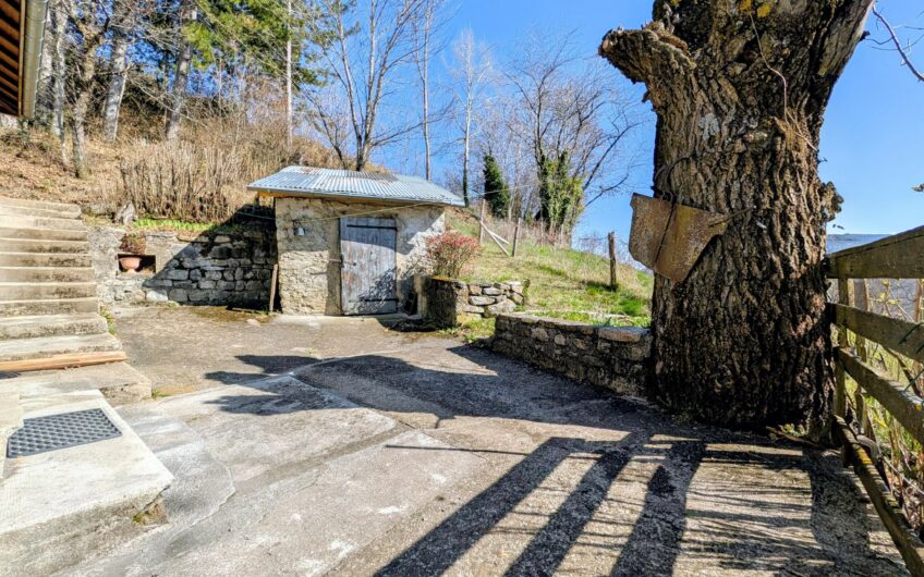 Ancienne ferme rénovée d&rsquo;une surface habitable de 119.59 m² de type T4 avec 100 m² d&rsquo;annexes