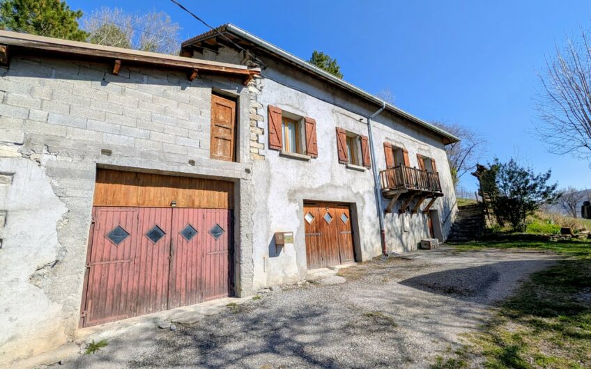 Ancienne ferme rénovée d&rsquo;une surface habitable de 119.59 m² de type T4 avec 100 m² d&rsquo;annexes