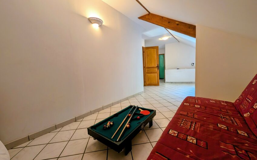 Ancienne ferme rénovée d&rsquo;une surface habitable de 119.59 m² de type T4 avec 100 m² d&rsquo;annexes