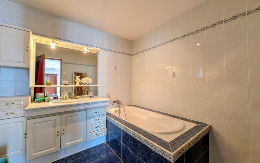 Ancienne ferme rénovée d&rsquo;une surface habitable de 119.59 m² de type T4 avec 100 m² d&rsquo;annexes