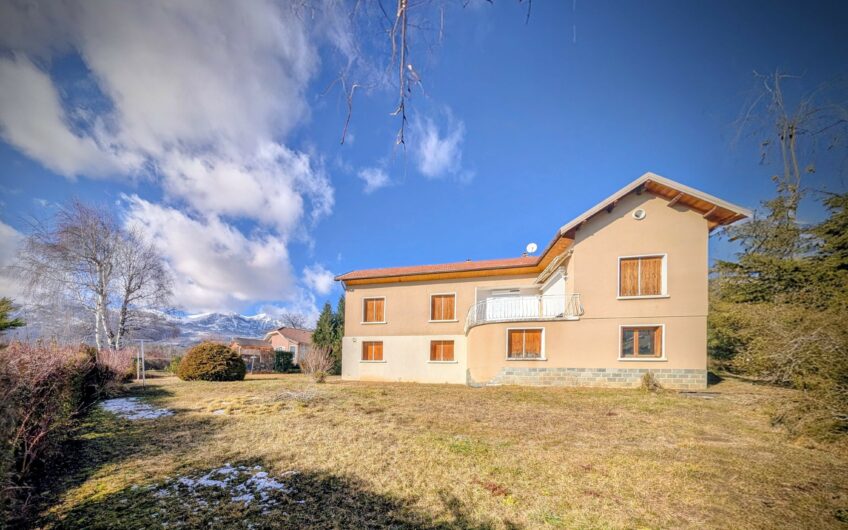 Maison composée de 2 appartements avec vue panoramique.