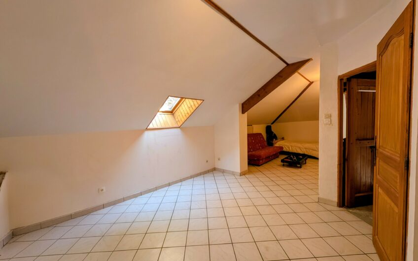 Ancienne ferme rénovée d&rsquo;une surface habitable de 119.59 m² de type T4 avec 100 m² d&rsquo;annexes