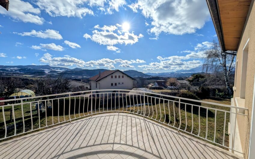 Maison composée de 2 appartements avec vue panoramique.