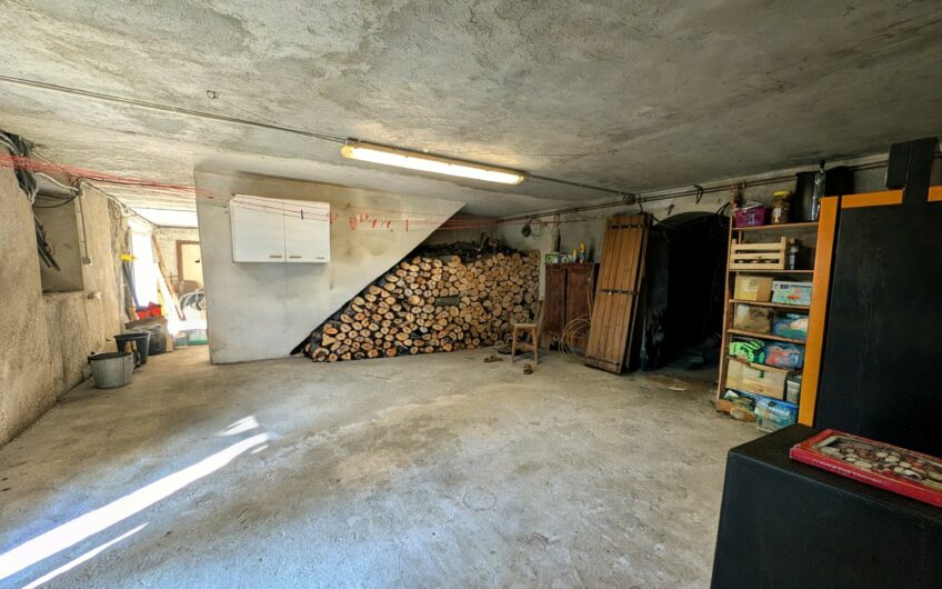 Ancienne ferme rénovée d&rsquo;une surface habitable de 119.59 m² de type T4 avec 100 m² d&rsquo;annexes