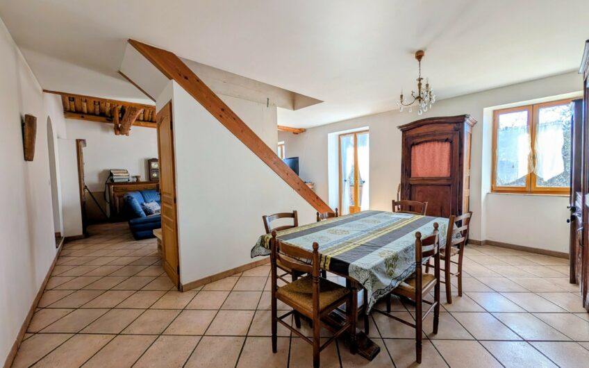 Ancienne ferme rénovée d&rsquo;une surface habitable de 119.59 m² de type T4 avec 100 m² d&rsquo;annexes