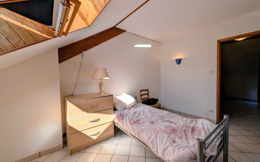 Ancienne ferme rénovée d&rsquo;une surface habitable de 119.59 m² de type T4 avec 100 m² d&rsquo;annexes