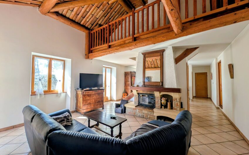 Ancienne ferme rénovée d&rsquo;une surface habitable de 119.59 m² de type T4 avec 100 m² d&rsquo;annexes