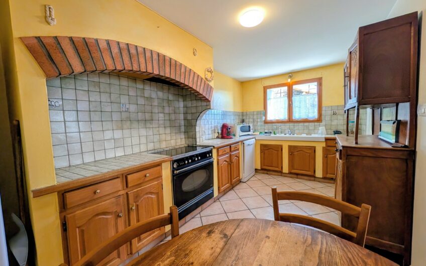 Ancienne ferme rénovée d&rsquo;une surface habitable de 119.59 m² de type T4 avec 100 m² d&rsquo;annexes