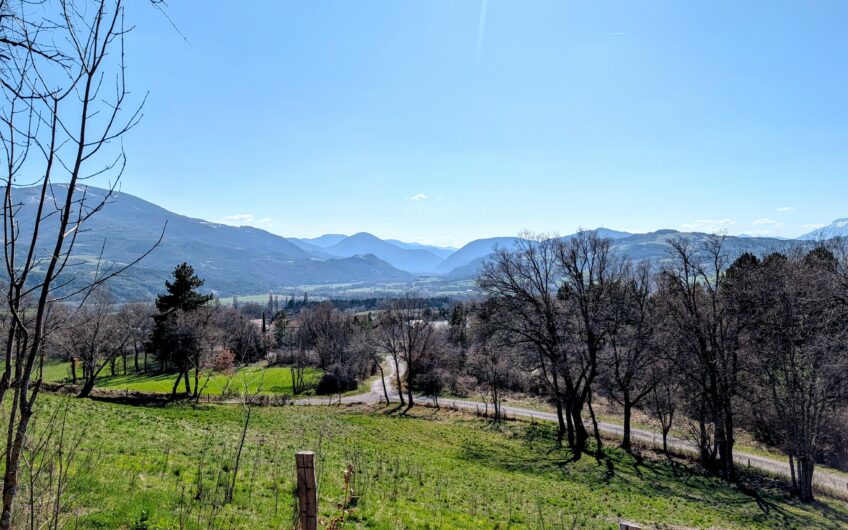 Ancienne ferme rénovée d&rsquo;une surface habitable de 119.59 m² de type T4 avec 100 m² d&rsquo;annexes