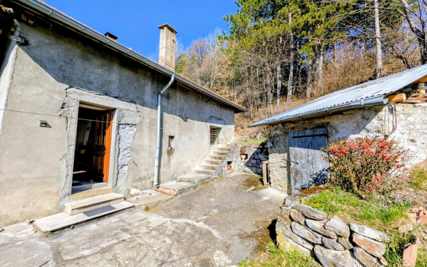 Ancienne ferme rénovée d&rsquo;une surface habitable de 119.59 m² de type T4 avec 100 m² d&rsquo;annexes