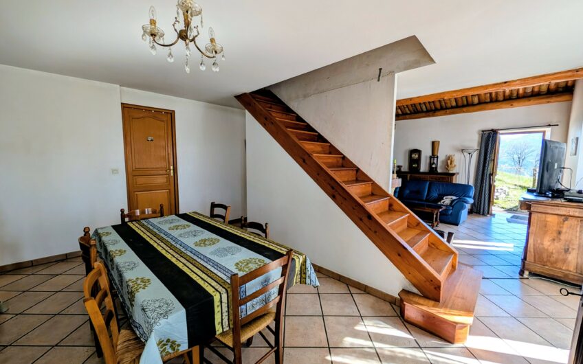 Ancienne ferme rénovée d&rsquo;une surface habitable de 119.59 m² de type T4 avec 100 m² d&rsquo;annexes