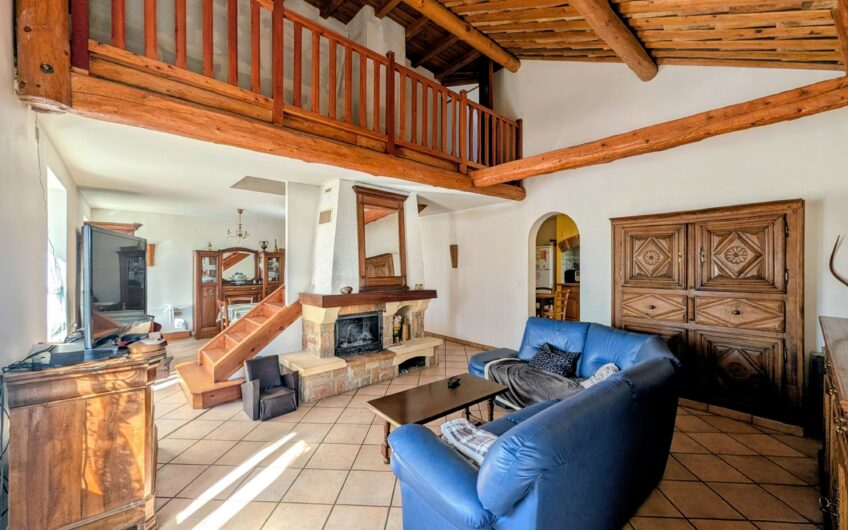 Ancienne ferme rénovée d&rsquo;une surface habitable de 119.59 m² de type T4 avec 100 m² d&rsquo;annexes