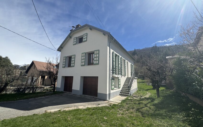 Belle maison T6/7 de 112.32 m² avec 2 garages et jardin