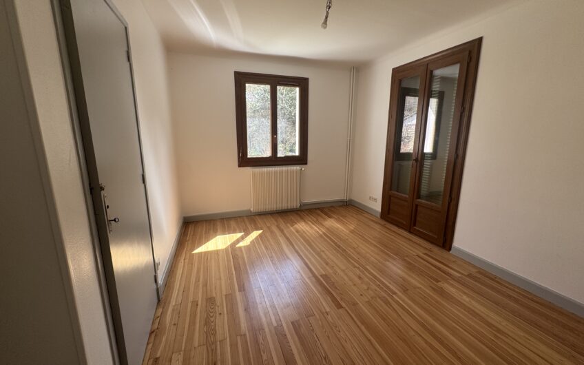 Belle maison T6/7 de 112.32 m² avec 2 garages et jardin