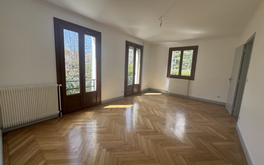 Belle maison T6/7 de 112.32 m² avec 2 garages et jardin