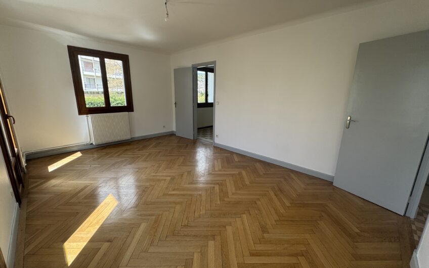 Belle maison T6/7 de 112.32 m² avec 2 garages et jardin