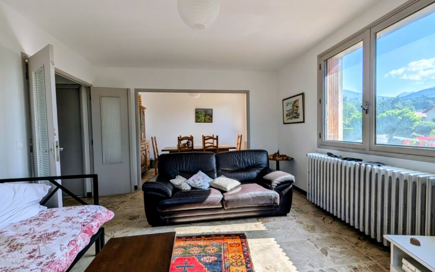 Maison individuelle composée d&rsquo;un appartement T3 et T2 avec double garage et jardin.
