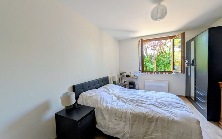 Maison individuelle composée d&rsquo;un appartement T3 et T2 avec double garage et jardin.