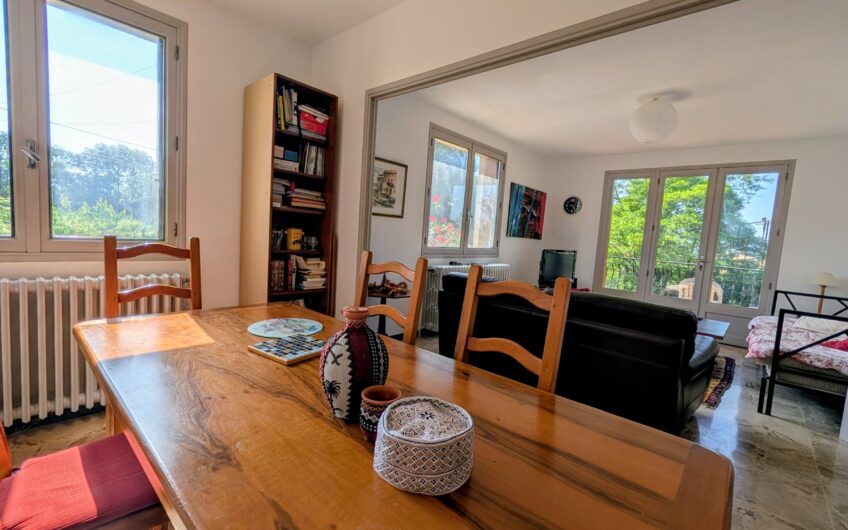 Maison individuelle composée d&rsquo;un appartement T3 et T2 avec double garage et jardin.