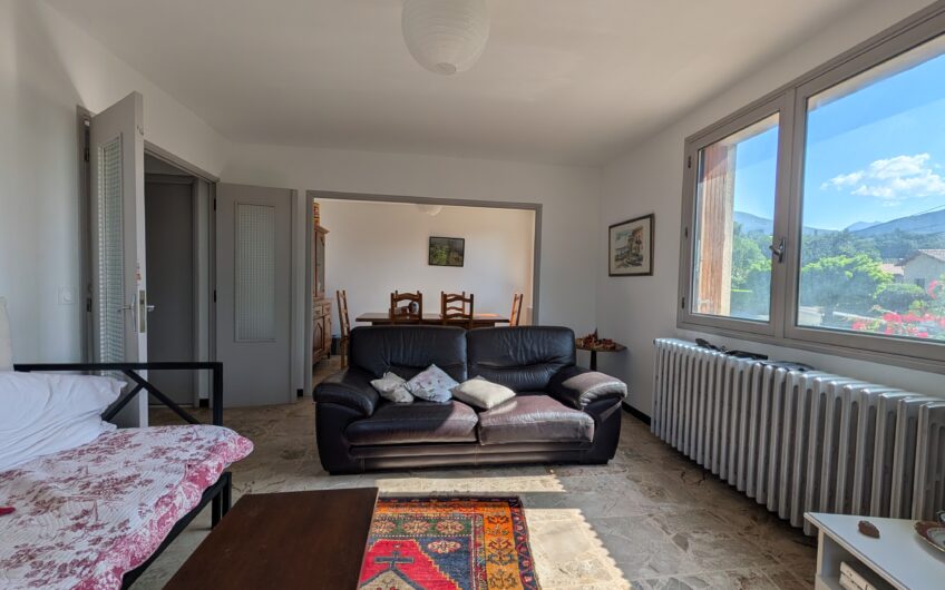 Maison individuelle composée d&rsquo;un appartement T3 et T2 avec double garage et jardin.
