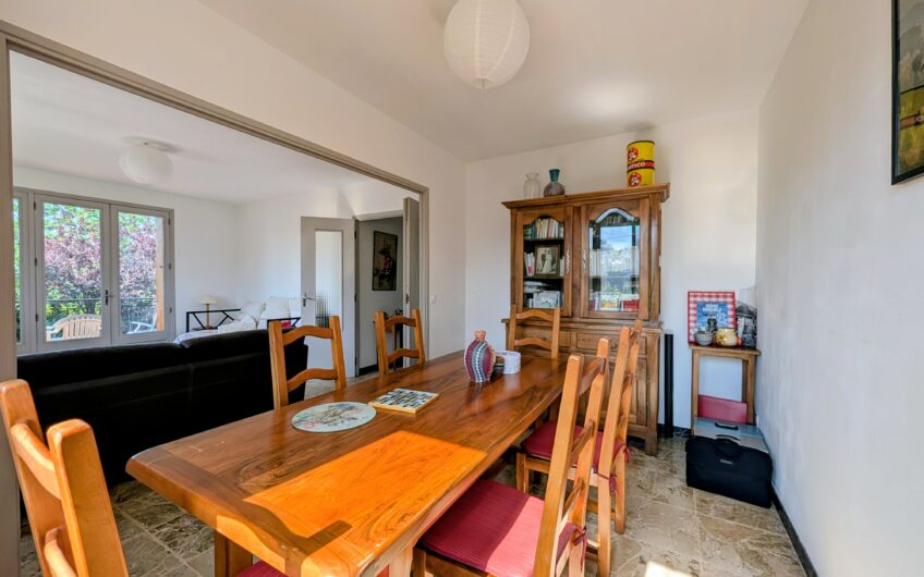 Maison individuelle composée d&rsquo;un appartement T3 et T2 avec double garage et jardin.