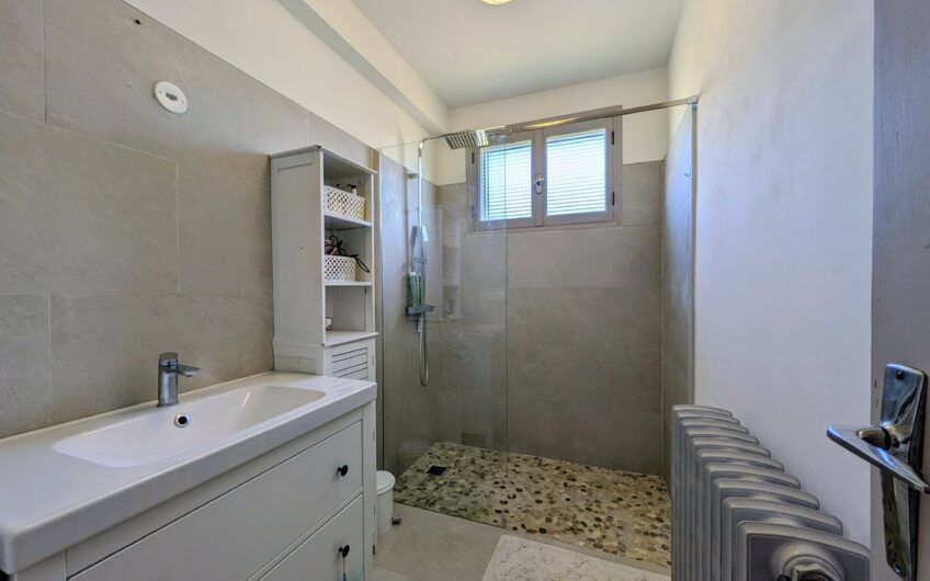 Maison individuelle composée d&rsquo;un appartement T3 et T2 avec double garage et jardin.