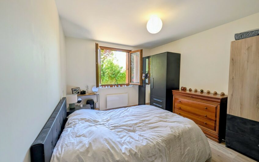 Maison individuelle composée d&rsquo;un appartement T3 et T2 avec double garage et jardin.
