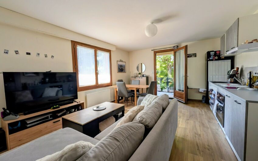 Maison individuelle composée d&rsquo;un appartement T3 et T2 avec double garage et jardin.