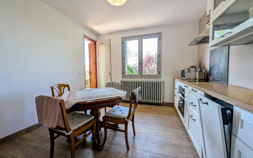 Maison individuelle composée d&rsquo;un appartement T3 et T2 avec double garage et jardin.