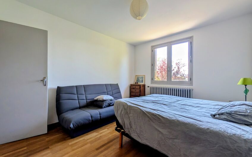 Maison individuelle composée d&rsquo;un appartement T3 et T2 avec double garage et jardin.