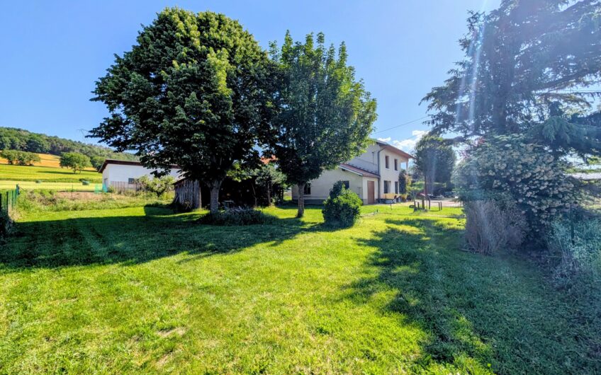 Maison individuelle composée d&rsquo;un appartement T3 et T2 avec double garage et jardin.