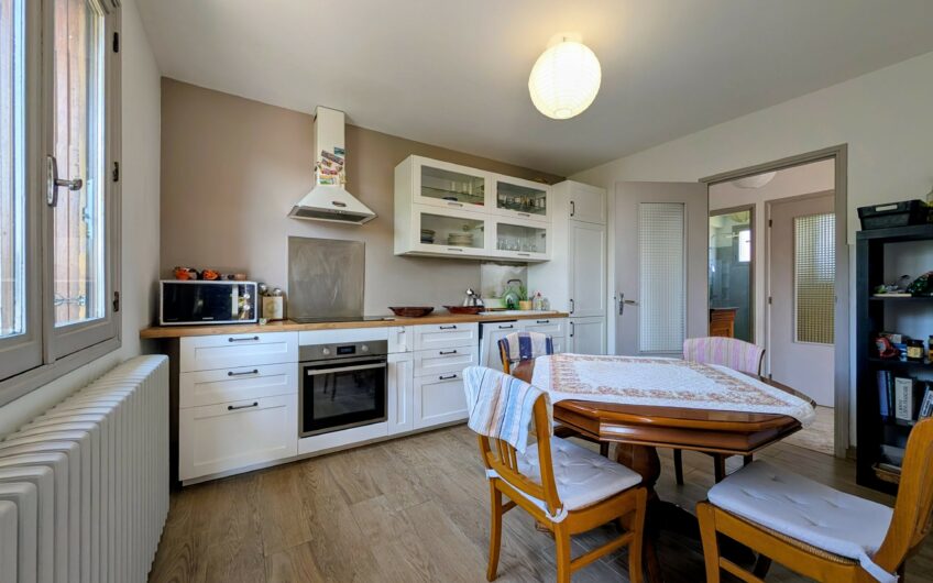 Maison individuelle composée d&rsquo;un appartement T3 et T2 avec double garage et jardin.