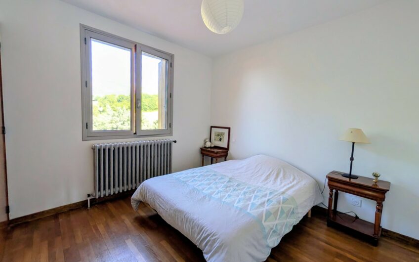 Maison individuelle composée d&rsquo;un appartement T3 et T2 avec double garage et jardin.