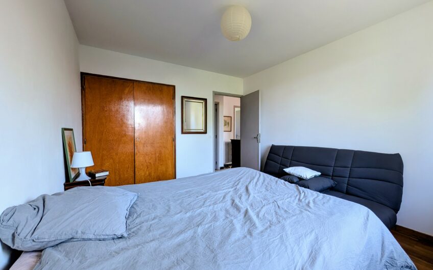 Maison individuelle composée d&rsquo;un appartement T3 et T2 avec double garage et jardin.