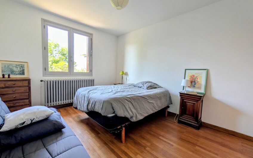 Maison individuelle composée d&rsquo;un appartement T3 et T2 avec double garage et jardin.