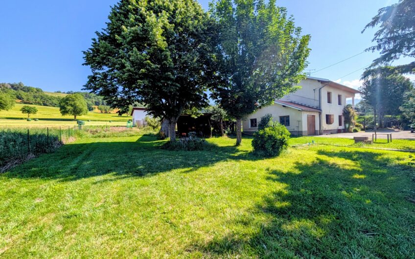 Maison individuelle composée d&rsquo;un appartement T3 et T2 avec double garage et jardin.