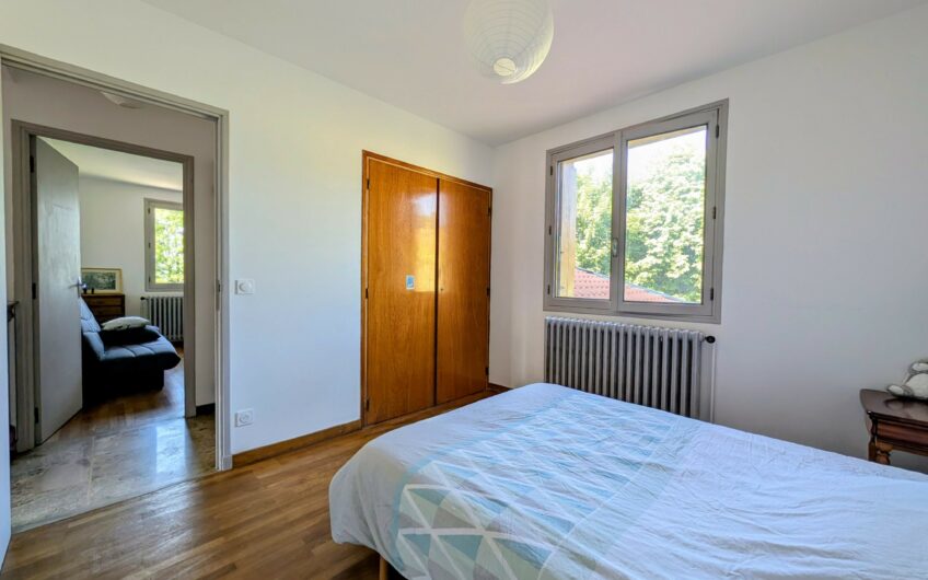 Maison individuelle composée d&rsquo;un appartement T3 et T2 avec double garage et jardin.