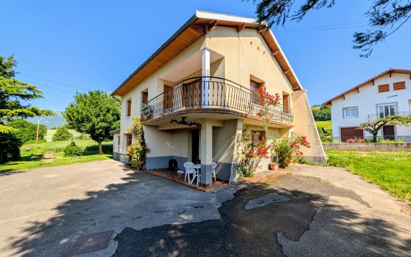 Maison individuelle composée d&rsquo;un appartement T3 et T2 avec double garage et jardin.